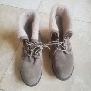 EUC olive green sz 9.5 Diba ankle boots